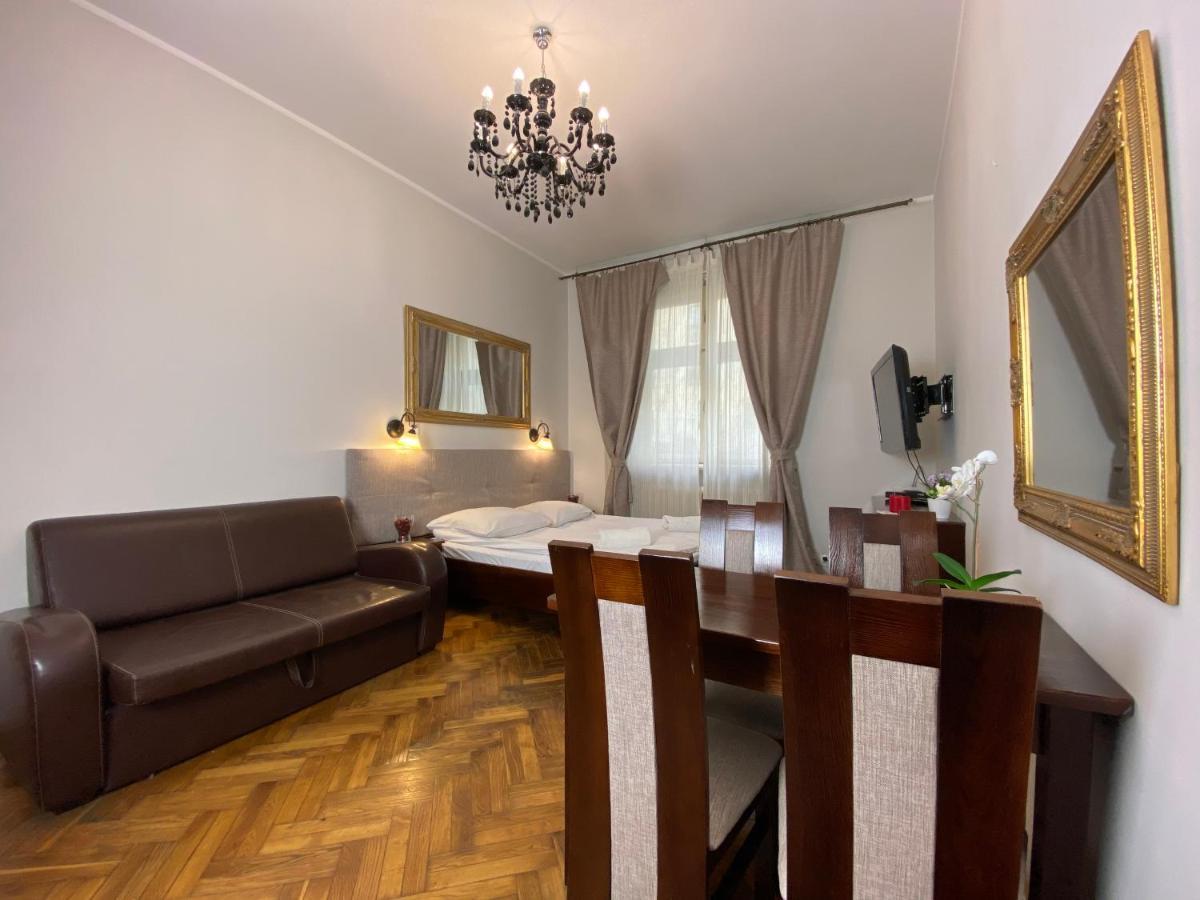 P&J Apartamenty Sw. Krzyza Krakau Buitenkant foto