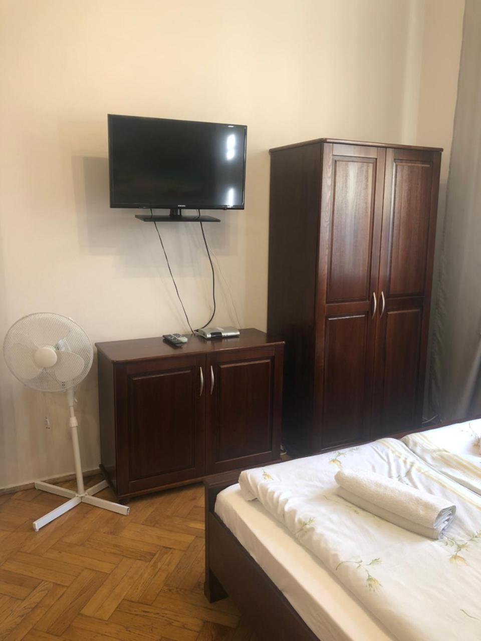 P&J Apartamenty Sw. Krzyza Krakau Buitenkant foto