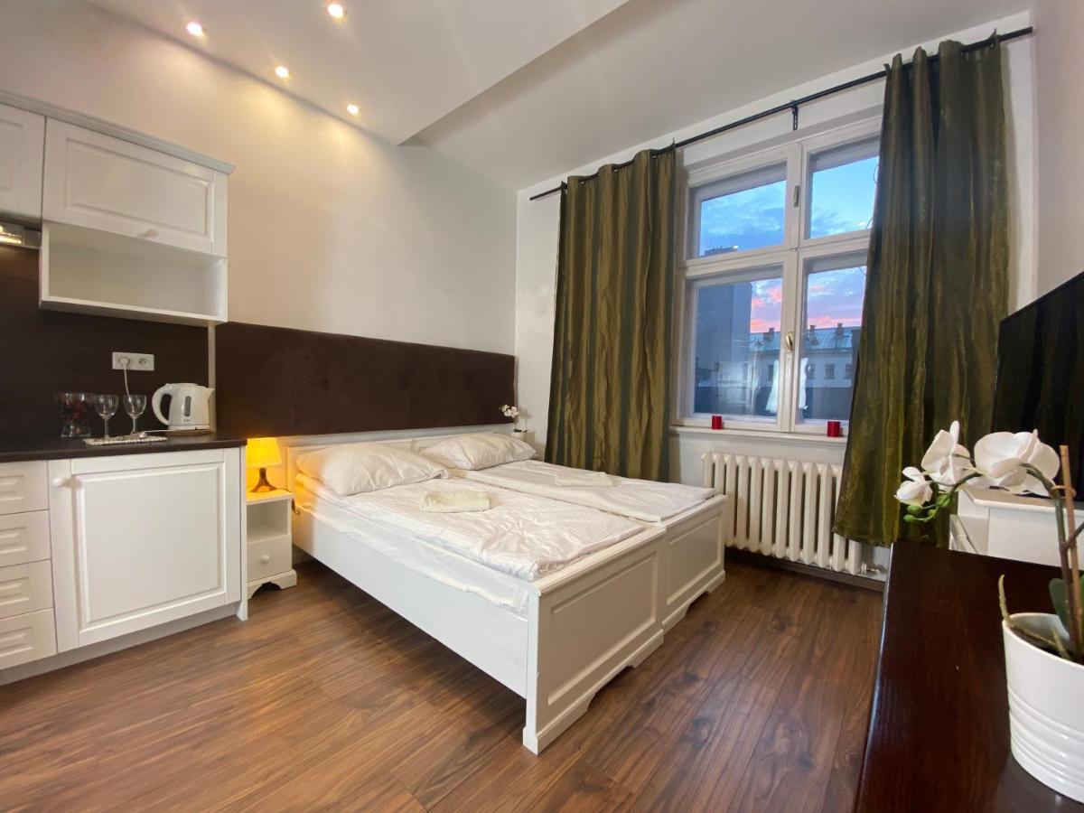 P&J Apartamenty Sw. Krzyza Krakau Buitenkant foto