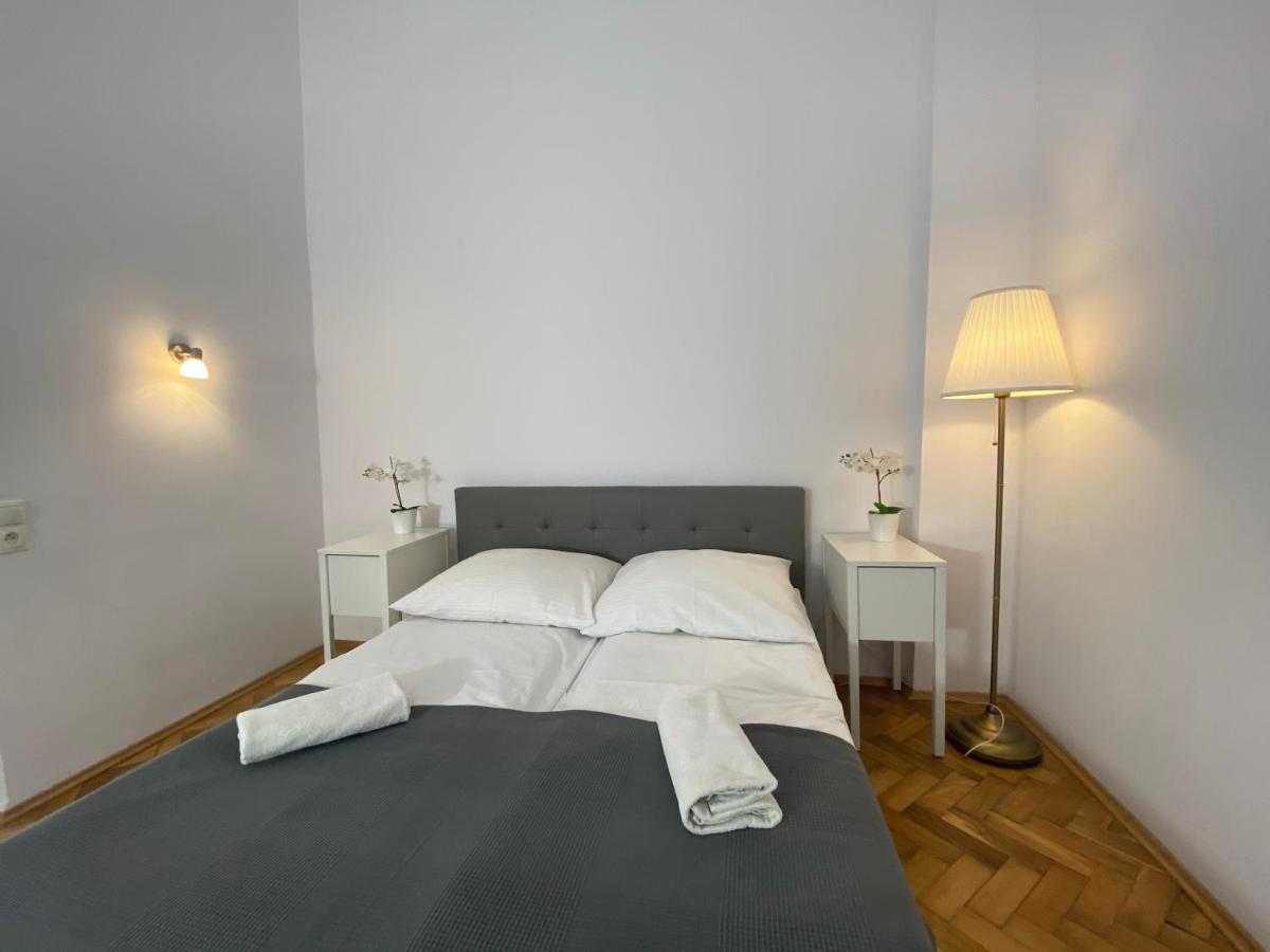 P&J Apartamenty Sw. Krzyza Krakau Buitenkant foto